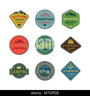 Satz von Vintage Wildnis Logos. Hand gezeichnet Retro styled outdoor adventure Embleme. Vector Illustration Stock Vektor