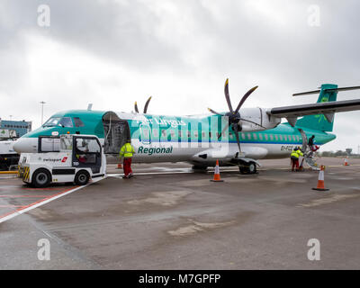 Stobart Luft regionale irische Fluggesellschaft ATR 72-600 Twin Propeller Flugzeuge Aer Lingus regionale Flüge mit Passagieren und Gepäck geladen werden Stockfoto