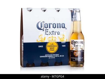 LONDON, UK, 10. MÄRZ 2018: Packung mit vier Flaschen Corona Extra Bier auf weißem Hintergrund. Corona ist die beliebteste importiertes Bier in den USA. Stockfoto