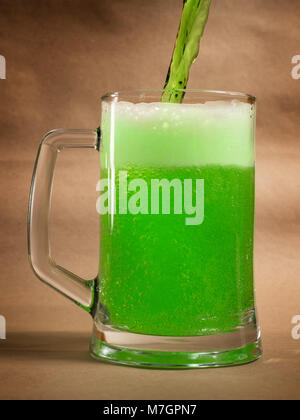 Grün St Patrick's day Bier auf braun Handwerk Papier Hintergrund Stockfoto