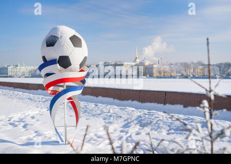 ST. PETERSBURG. Russland - 21. Februar 2018. Panoramablick auf die Landschaft im Winter Fluss Newa mit FUSSBALL FIFA WM 2018-Symbol. Stockfoto