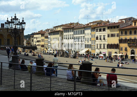 Touristen auf der Piazza de Pitti vor dem Palazzo Pitti in Florenz - Italien. Stockfoto