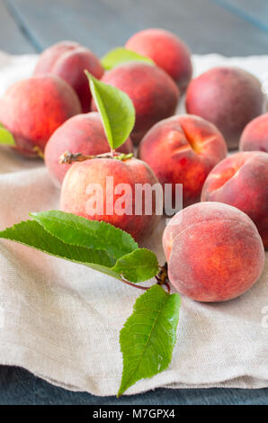Pfirsiche auf einem hölzernen Hintergrund. Landhausstil. Das gesunde Essen. Stockfoto