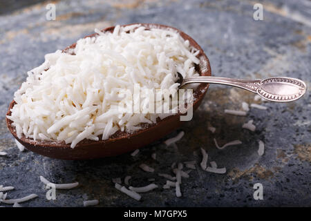 Ei Schokolade mit Füllung aus Kokos für Ostern. Selektive konzentrieren. Platz kopieren Stockfoto