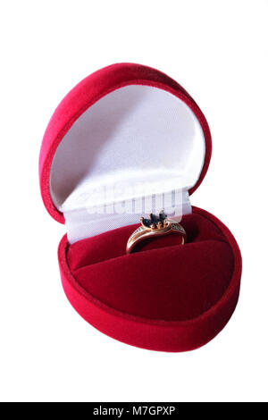 Gold Ring mit Saphiren in einem roten Samt Box auf einem weißen Hintergrund. Stockfoto