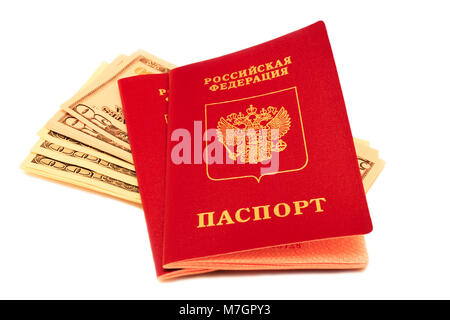 Russische Pässe sind auf die amerikanische Währung auf weißem Hintergrund. Stockfoto
