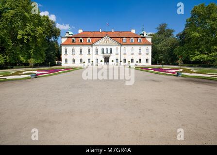 NIEBOROW, Polen - 20. August: Aristokratische barocken Palast, der von einem Garten im französischen Stil umgeben am 20. August 2016 in Nieborow, Polen Stockfoto