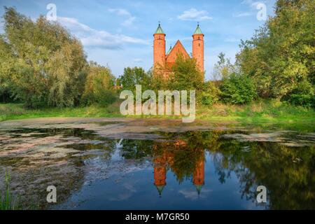 Einzigartige defensive Kirche von Saint Roch und Johannes der Täufer in Brochow, Polen. 1810 Frederick Chopin wurde in der Kirche getauft Stockfoto