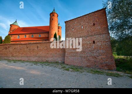 Einzigartige defensive Kirche von Saint Roch und Johannes der Täufer in Brochow, Polen. 1810 Frederick Chopin wurde in der Kirche getauft Stockfoto