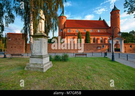 Statue des Hl. Rochus vor einzigartigen defensive Kirche von Saint Roch und Johannes der Täufer in Brochow, Polen. 1810 Frederick Chopin getauft Stockfoto