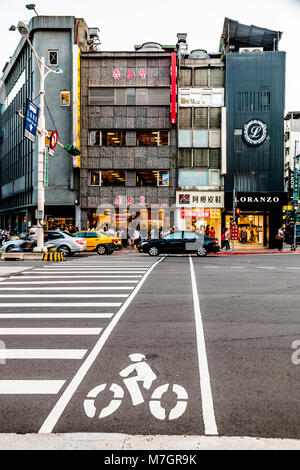 Zebra - Kreuzung mit Fahrrad lane Xinyi Straße vor der ursprünglichen Din Tai Fung Restaurant. Im August 2014, Taipei, Taiwan. Stockfoto