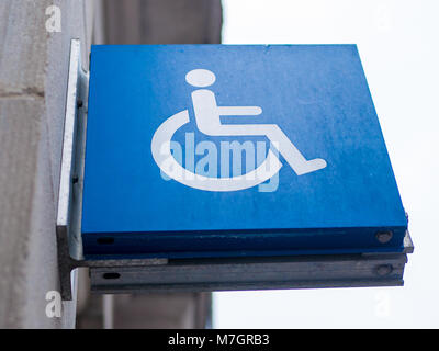Behindertengerechter Zugang zum Gebäude - Automatiktüren-Taster Stockfoto, Bild: 42110809 - Alamy
