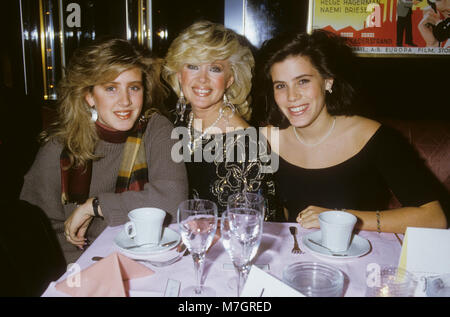 CONNIE STEVENS artist USA 1985 mit Töchtern Joely och Tricia besuchen Srockholm Stockfoto