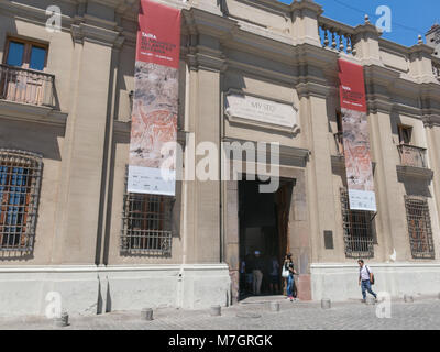 SANTIAGO DE CHILE, CHILE - 26. JANUAR 2018: Touristen, Museo Chileno de Arte Precolombino (auf deutsch: Chilenische Museum für präkolumbianische Kunst) Stockfoto