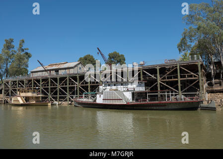 Raddampfer vertäut am historischen Hafen von Echuca auf dem Murray River. In den 1870er Jahren Echuca war Australiens größte Binnenhafen. Stockfoto