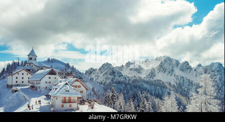 Ansicht der Santuario della Madonna del Lussari bedeckt mit Schnee in Tarvisio, Friaul Julisch Venetien, Norditalien. Stockfoto