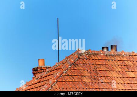 Alten gemauerten Schornstein. Schornstein mit Himmel im Hintergrund. Umweltfreundliche Heizung einer Familie Haus Stockfoto