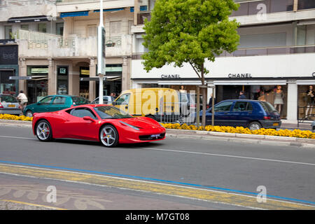 Roten Ferrari Sport Auto an der Boulevard de la Croisette, Cannes, Côte d'Azur, Südfrankreich, Frankreich, Europa Stockfoto