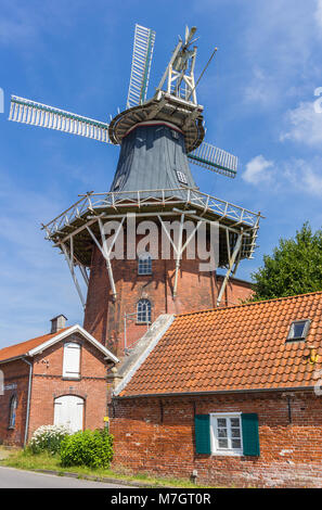 Historische Windmühle Deichmuhle im Zentrum von Norden, Deutschland Stockfoto