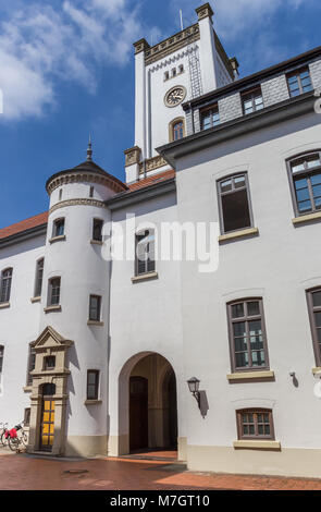 Weißer Turm der Burg in Aurich, Deutschland Stockfoto