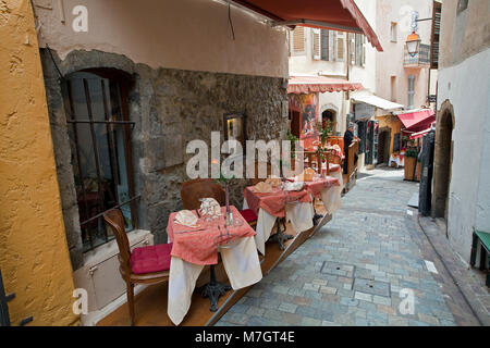 Romantische Straße Restaurants und Cafés in der Altstadt Le Suquet, Cannes, Côte d'Azur, Südfrankreich, Frankreich, Europa Stockfoto