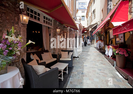 Romantische Straße Restaurants und Cafés in der Altstadt Le Suquet, Cannes, Côte d'Azur, Südfrankreich, Frankreich, Europa Stockfoto