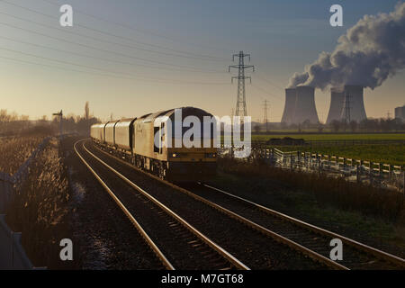 Ein DB Cargo Class 60 Lokomotive schleppen leere Kohle Wagen aus Fiddlers Ferry Kohlekraftwerk (Bild) in Züssow Halle Kreuzung Stockfoto