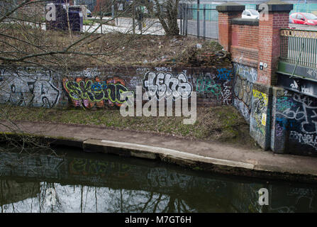 Graffiti auf Brücke über Birmingham canal Stockfoto