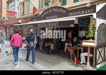 Romantische Straße Restaurants und Cafés in der Altstadt Le Suquet, Cannes, Côte d'Azur, Südfrankreich, Frankreich, Europa Stockfoto