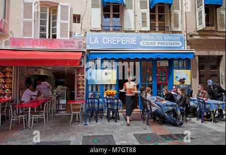 Typische Street Cafe in der Altstadt Le Suquet, Cannes, Côte d'Azur, Südfrankreich, Frankreich, Europa Stockfoto