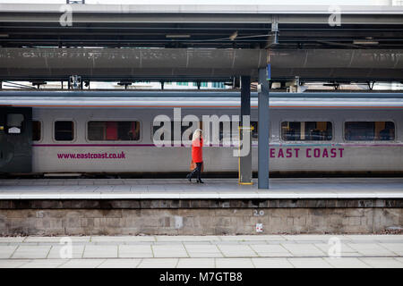 Ein Passagier am Bahnhof Leeds Verlassen einer Ostküste Zug. Dies war die Zeit, in der der Ostküste Franchise wurde öffentlich ausführen Stockfoto