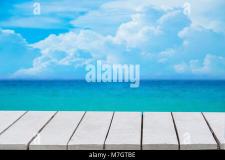 Blauer Hintergrund mit selektiven Fokus. Hat ein Bokeh auf weißem Holzfußboden. Leere Tabelle leeren Raum Holz- Tabelle leer Holzboden Nach verwischt Blau Stockfoto