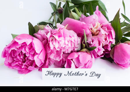 Happy Mother's Day, Grußkarte, mit rosa Pfingstrosen. Stockfoto