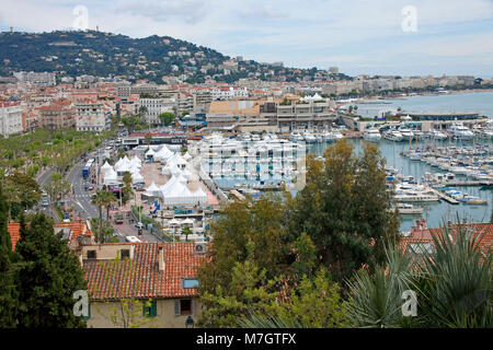 Blick vom Mont Chevalier auf die Altstadt Le Suquet und alten Hafen Vieux Port, Cannes, Côte d'Azur, Südfrankreich, Frankreich, Europa Stockfoto