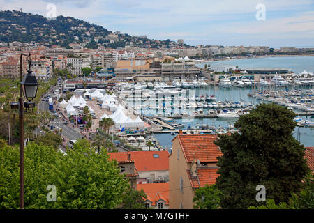 Blick vom Mont Chevalier auf die Altstadt Le Suquet und alten Hafen Vieux Port, Cannes, Côte d'Azur, Südfrankreich, Frankreich, Europa Stockfoto