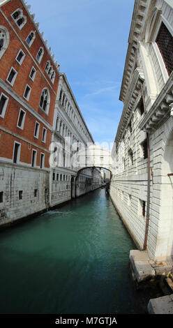 Seufzerbrücke und Herzoglichen Palast namens Ponte dei Sospiri in Italienischer Sprache in Venedig mit fischaugenobjektiv fotografiert. Stockfoto