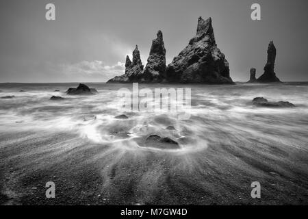 Reynisdrangar, berühmten Felsen in Strand Reynisfjara Stockfoto