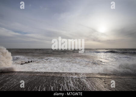 Stürmische Meere an felpham Promenade direkt am Meer in der Nähe von Chichester, West Sussex, UK. Sturm Eleanor Hit von Großbritannien auf dem 3. und 4. Januar, 2018. Stockfoto