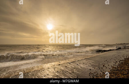 Stürmische Meere an felpham Promenade direkt am Meer in der Nähe von Chichester, West Sussex, UK. Sturm Eleanor Hit von Großbritannien auf dem 3. und 4. Januar, 2018. Stockfoto