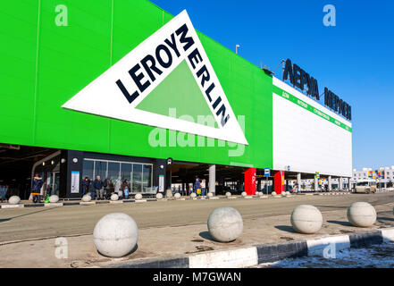 Samara, Russland - 11. März 2018: Leroy Merlin Samara Store in sonniger Tag. Leroy Merlin ist eine französische Home - Verbesserung und Gartenarbeit Einzelhändler Stockfoto