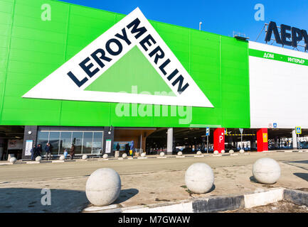 Samara, Russland - 11. März 2018: Leroy Merlin Samara Store in sonniger Tag. Leroy Merlin ist eine französische Home - Verbesserung und Gartenarbeit Einzelhändler Stockfoto