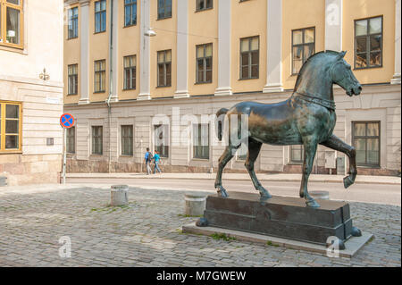 Blasieholmen Platz im Stadtzentrum von Stockholm. Eine Bronze Horse inspiriert durch die Pferde von San Marco in Venedig steht an jedem Ende des Platzes. Stockfoto