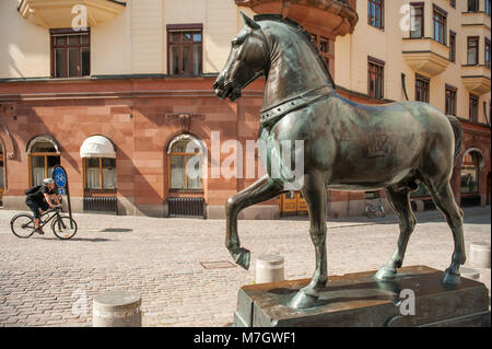 Blasieholmen Platz im Stadtzentrum von Stockholm. Eine Bronze Horse inspiriert durch die Pferde von San Marco in Venedig steht an jedem Ende des Platzes. Stockfoto