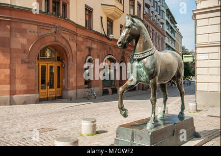 Blasieholmen Platz im Stadtzentrum von Stockholm. Eine Bronze Horse inspiriert durch die Pferde von San Marco in Venedig steht an jedem Ende des Platzes. Stockfoto