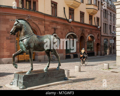 Blasieholmen Platz im Stadtzentrum von Stockholm. Eine Bronze Horse inspiriert durch die Pferde von San Marco in Venedig steht an jedem Ende des Platzes. Stockfoto