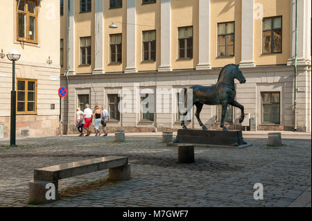 Blasieholmen Platz im Stadtzentrum von Stockholm. Eine Bronze Horse inspiriert durch die Pferde von San Marco in Venedig steht an jedem Ende des Platzes. Stockfoto