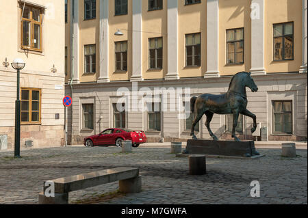 Blasieholmen Platz im Stadtzentrum von Stockholm. Eine Bronze Horse inspiriert durch die Pferde von San Marco in Venedig steht an jedem Ende des Platzes. Stockfoto