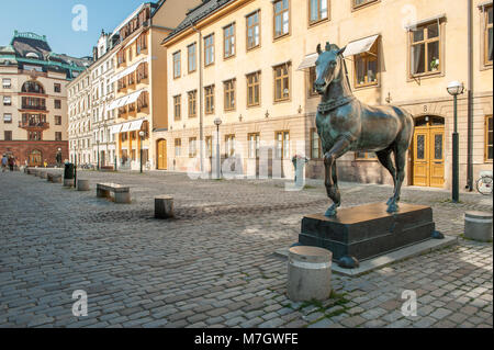 Blasieholmen Platz im Stadtzentrum von Stockholm. Eine Bronze Horse inspiriert durch die Pferde von San Marco in Venedig steht an jedem Ende des Platzes. Stockfoto