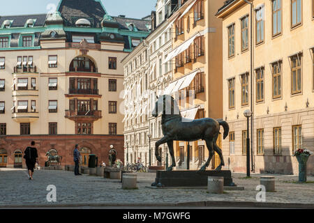 Blasieholmen Platz im Stadtzentrum von Stockholm. Eine Bronze Horse inspiriert durch die Pferde von San Marco in Venedig steht an jedem Ende des Platzes. Stockfoto