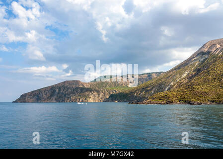 Vulcano Insel vom Meer aus gesehen, Äolische Inseln, Italien Stockfoto